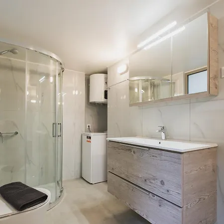 Peris 4 With Yard Steps To Old Town - Ac, Wifi Apartment
