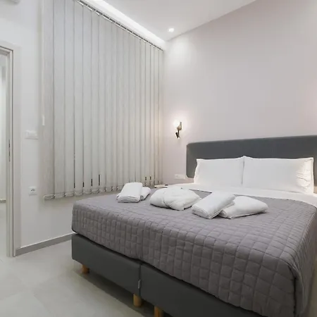 Peris 4 With Yard Steps To Old Town - Ac, Wifi Apartment